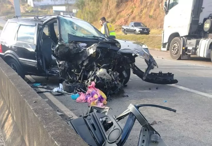 Carro bate em carreta na BR-040 em Barbacena e três pessoas ficam feridas